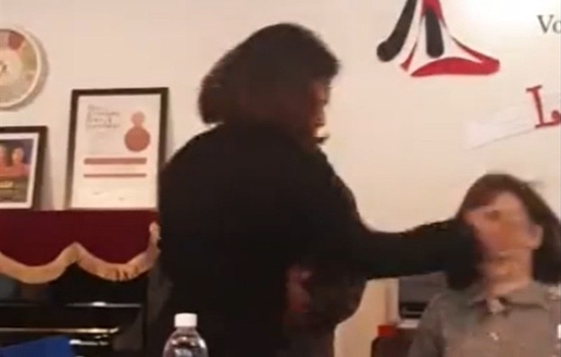 Hình ảnh phụ huynh tát cô giáo trong cuộc họp (Ảnh cắt từ clip)