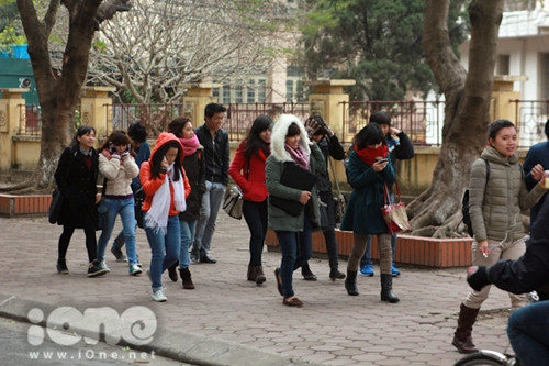 Teen Hà Nội co ro đi học trong ngày rét hại