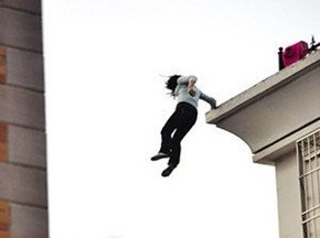 Nữ sinh nhảy lầu sau khi gian lận thi cử