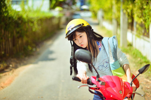 'Nữ thần đồng phục' làm chao đảo cư dân mạng