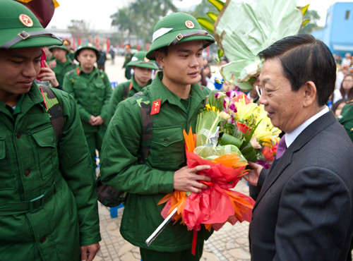  Chủ tịch UBND thành phố Hà Nội Nguyễn Thế Thảo tới dự buổi lễ và động viên các chiến sĩ trẻ của quận Thanh Xuân. Trong đợt ra quân lần này, quận Thanh Xuân có 59 thanh niên lên đường nhập ngũ, trong đó 10 người viết thư tình nguyện.