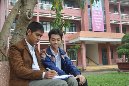 Gặp bài tập nào khó, Tùng đều nhờ thầy Hợp và một số thầy cô khác tư vấn cách giải.