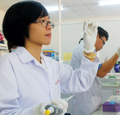  Đoàn Thị Thanh Vinh trong phòng thí nghiệm ở trường - Ảnh: Hà Ánh 