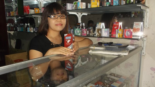 Nguyễn Thị Hồng tại cửa hàng đồ chơi người lớn ở Vũ Hữu, Q.Thanh Xuân.