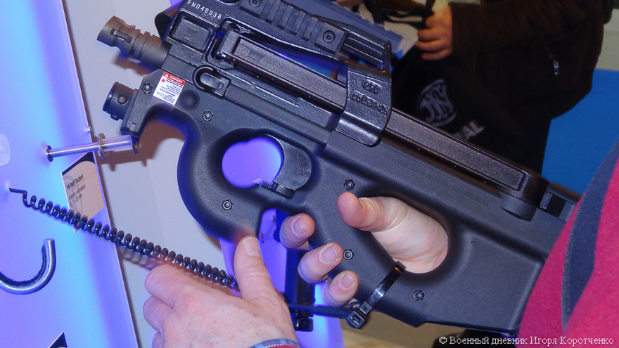 Khám phá tiểu liên FN P90 của lực lượng đặc biệt