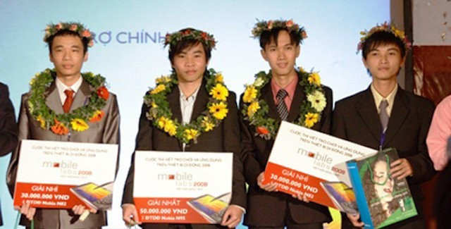 Nguyễn Hà Đông - đầu tiên từ trái qua - trong một cuộc thi CNTT. Ảnh: PC World