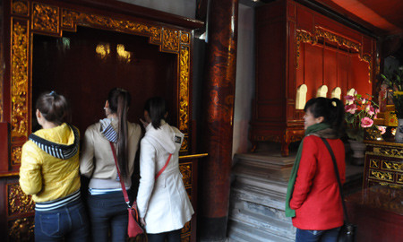  Nhiều bạn trẻ nghĩ những giá để đồ ở Văn Miếu là bảng vàng (Ảnh:Văn Chung).