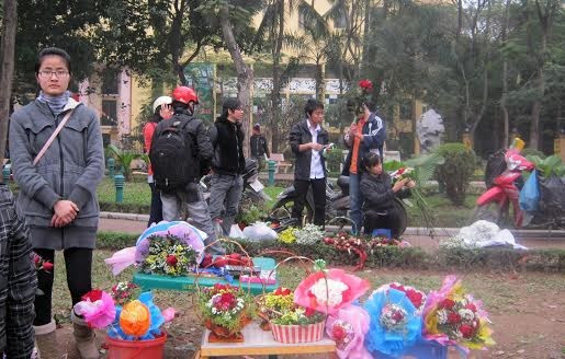 Gian hàng hoa của Mai Lan đã chuẩn bị tươm tất, sẵn sàng phục vụ Lẽ Tình nhân.