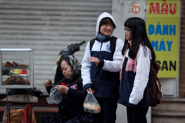 Học sinh Hà Nội đi học dưới trời rét 7 độ C