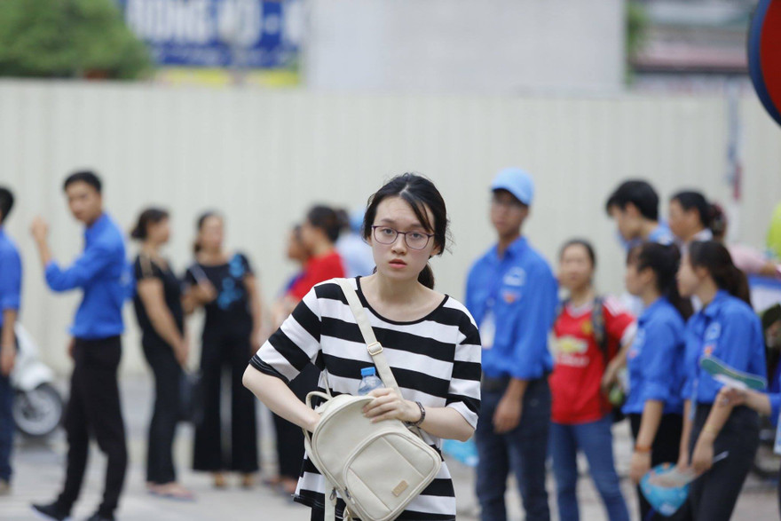 Thí sinh vội vã đến trường thi sáng nay, 23/4. Ảnh: Như Ý