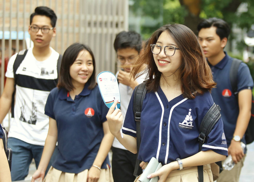 Thí sinh dự thi môn Ngoại ngữ kỳ thi THPT quốc gia 2017. Ảnh: Như Ý