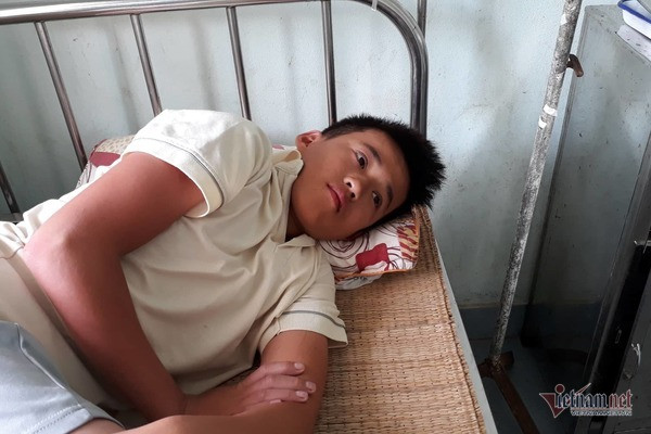 Trần Văn Cường (16 tuổi) bị sốt cao, đang được chăm sóc tại bệnh xá Bộ đội Biên phòng Quảng Trị