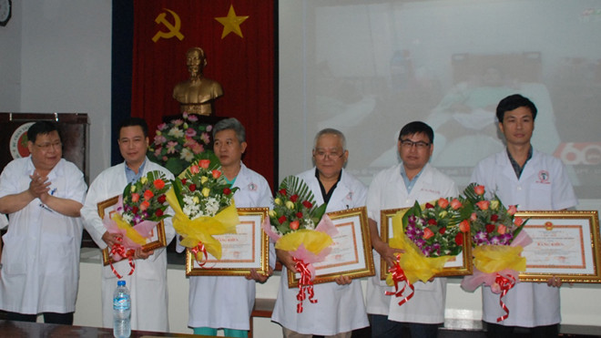  Các cá nhân, tập thể được UBND TPHCM trao tặng bằng khen cho thành tích phẫu thuật xuất sắc các ca bệnh lý phức tạp. Ảnh: Quốc Ngọc