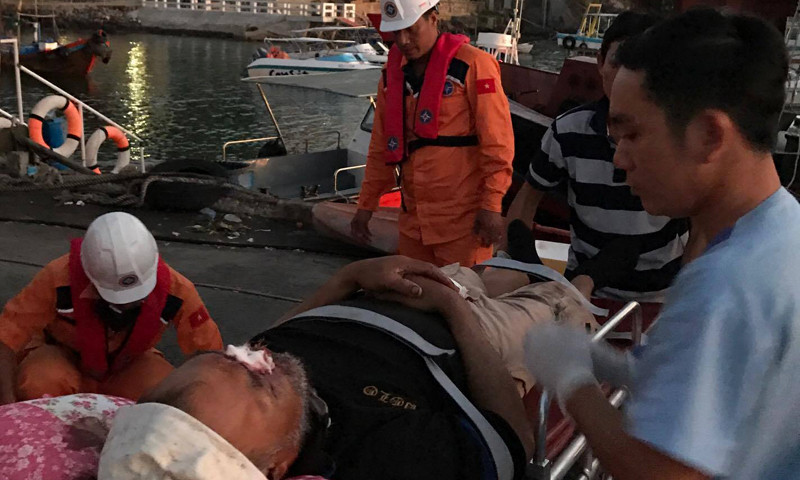 Ông Latosa được đưa về cảng Nha Trang, ảnh của VMRCC.