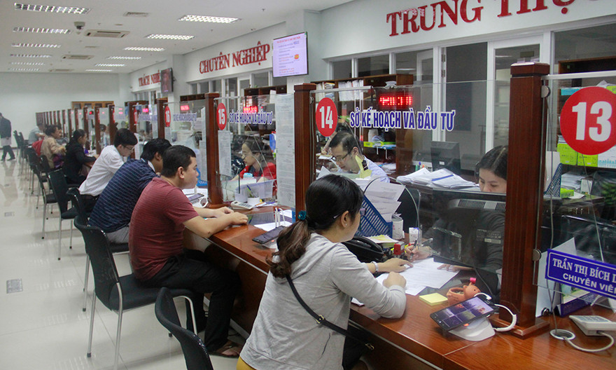 Người dân đến làm thủ tục hành chính tại Trung tâm hành chính TP. Đà Nẵng. Ảnh: Thanh Trần. 