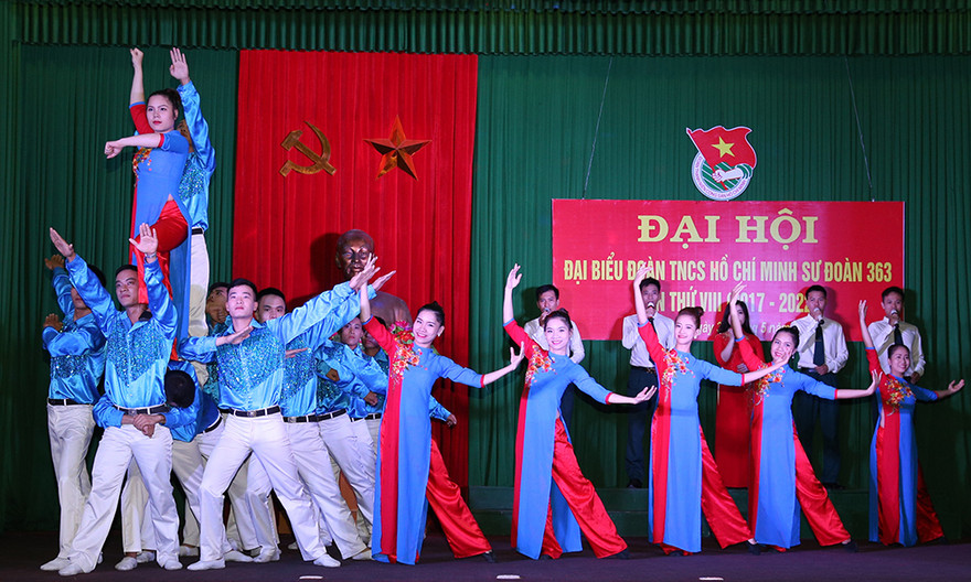 ĐVTN Sư đoàn 363 và đơn vị kết nghĩa biểu diễn văn nghệ chào mừng đại hội.