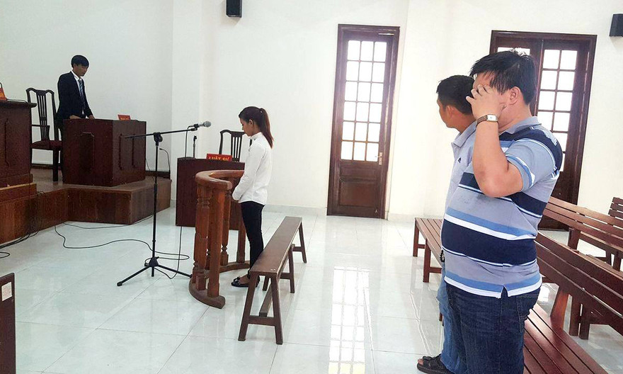 Tòa đã triệu tập ông Lê Thanh Tùng (chủ xe – phải sang) đến tòa. Ảnh: Tân Châu.