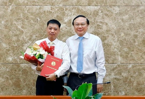 Thứ trưởng Lê Công Thành trao quyết định và chúc mừng ông Hoàng Đức Cường.