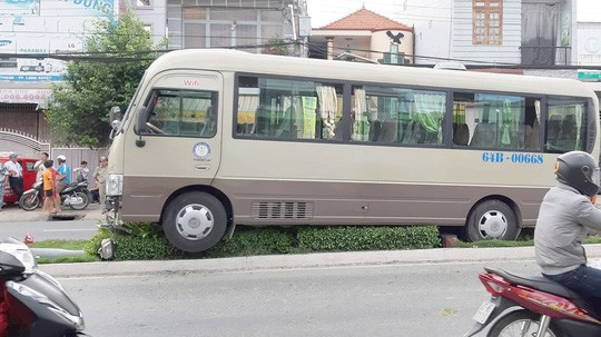 Khách đi viếng Bà Chúa Xứ Núi Sam hú vía khi xe khách tông gãy cột điện