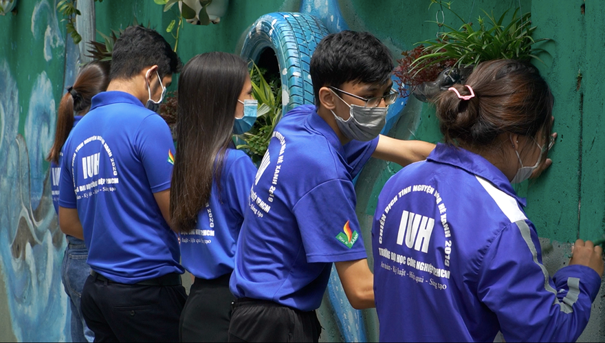 Tận thấy bức tường sinh vật biển độc lạ giữa lòng Sài Gòn 