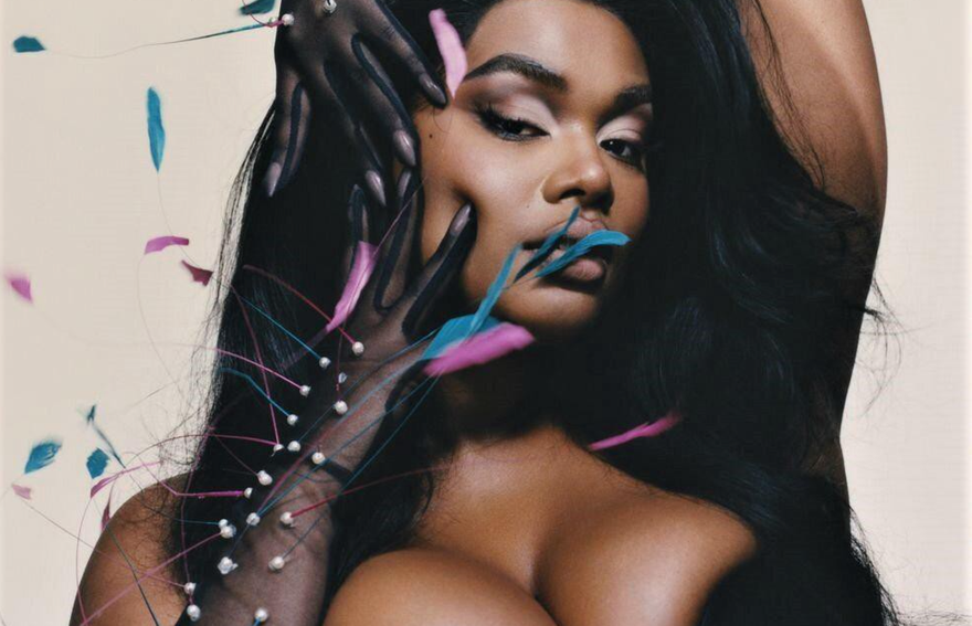 Sắc vóc nóng bỏng 'rực lửa' của người mẫu ngoại cỡ Precious Lee