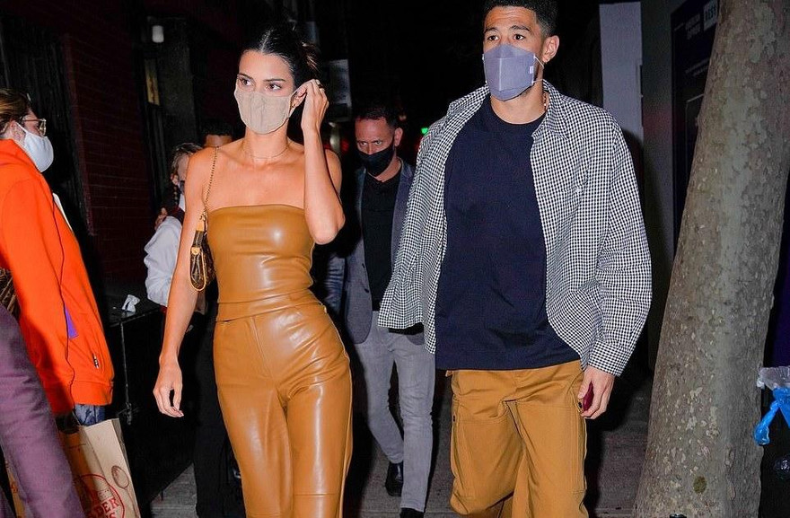 'Siêu mẫu đắt giá nhất thế giới' thả dáng đẹp như tạc tượng, hiếm hoi lộ diện với bạn trai