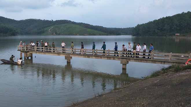  Lực lượng chức năng đang tìm kiếm thi thể em Phan Duy Hoàng.