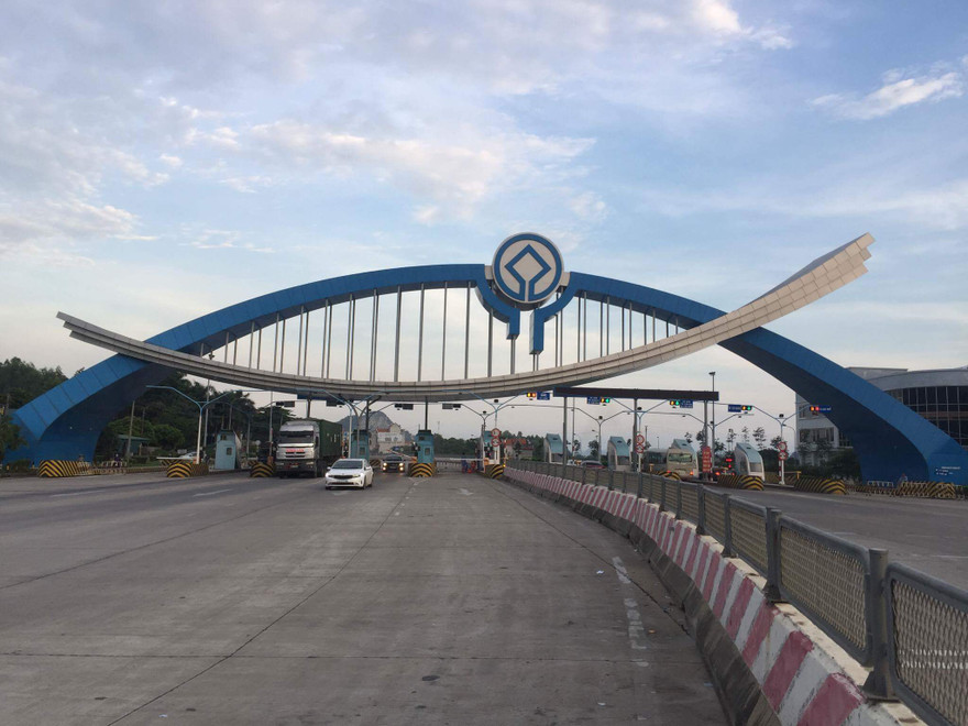Hàng chục hộ dân đề nghị Trạm thu phí BOT Đại Dương miễn, giảm phí xe ô tô khi đi qua trạm.
