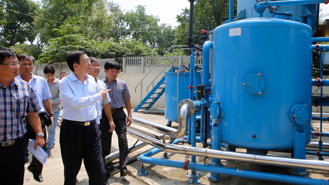 Chủ tịch UBND TP Hà Nội kiểm tra việc cấp nước tại Cty nước sạch HN Ảnh Như Ý