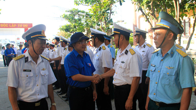 Bí thư T.Ư Đoàn Nguyễn Anh Tuấn thăm hỏi các chiến sỹ trên đảo Trường Sa Lớn.