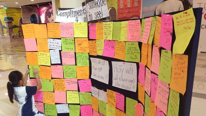 Cô bé học sinh lớp 5 trình bày triển lãm “Hãy khen ngợi nhiều hơn”. Ảnh: Khánh Vân