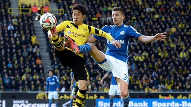 Shinji Kagawa (trái, Dortmund) tranh bóng với Matija Nastasic (Schalke)