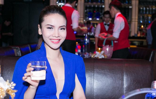 Yến Trang mặc áo xẻ táo bạo dự tiệc năm mới
