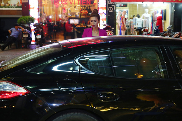 Maria Đinh Phương Ánh lái xế hộp 10 tỷ đồng đi shopping