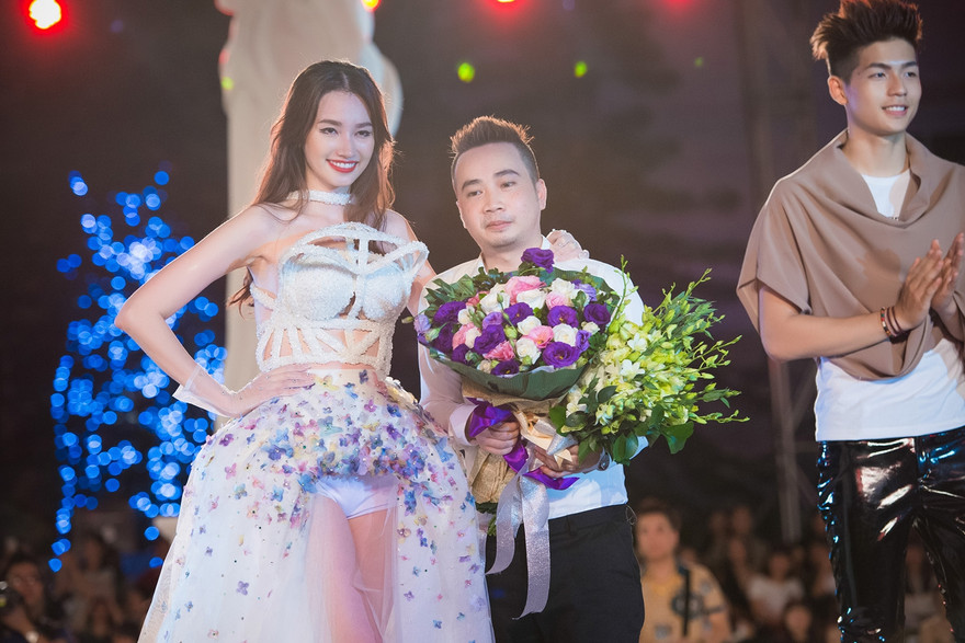 Trúc Diễm diện váy hoa cắt xẻ táo bạo làm vedette.