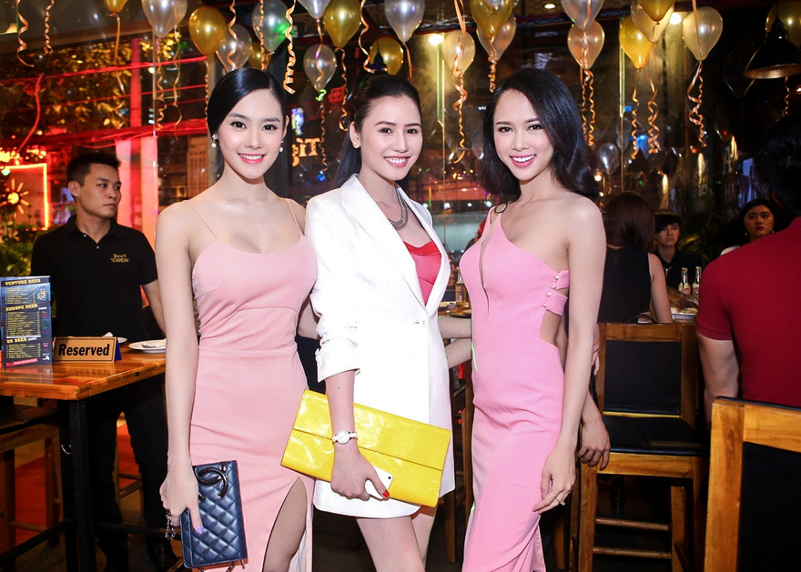 Linh Chi (bìa trái) và Ngọc Anh (bìa phải) cùng chọn váy hồng quyến rũ đi dự tiệc.