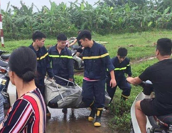 Thi thể nạn nhân được đưa lên bờ