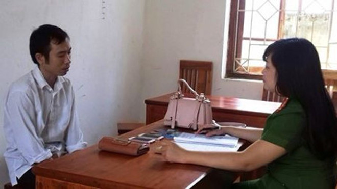 Đối tượng Tiến (bìa phải) khai nhận tại cơ quan Công an.