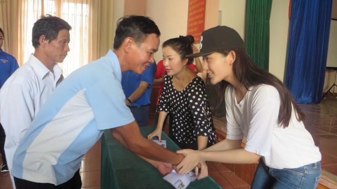Á hậu Huyền My đến với bà con vùng lũ Nghệ An