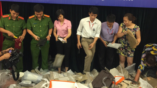 Tiêu hủy túi xách, ví giả mạo các nhãn hiệu nổi tiếng sáng nay tại Bộ KH&CN.