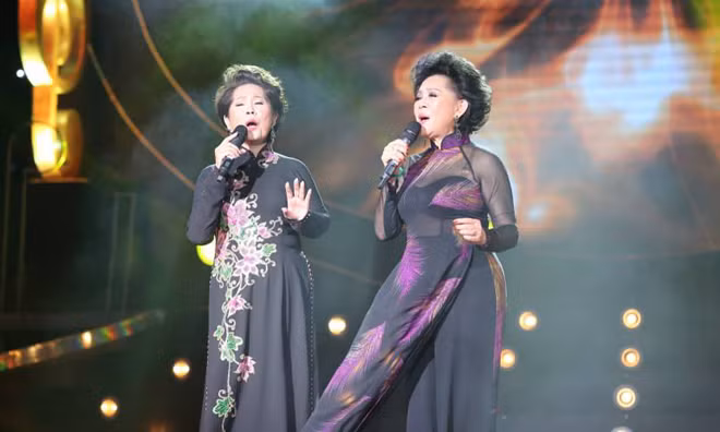 Phương Dung và Giao Linh trên sân khấu đêm nhạc Sol Vàng với chủ đề 'Còn mãi những khúc tình ca' tối 14/6.