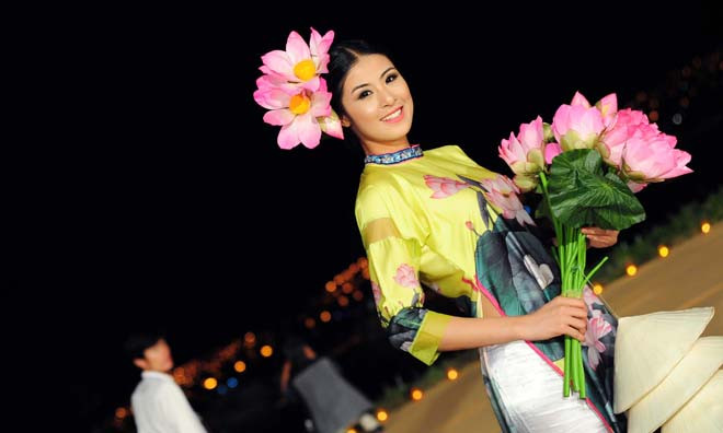 Ngọc Hân dịu dàng trong đêm bế mạc Festival Huế