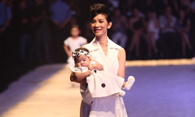 Xuân Lan bế con đi catwalk trong show Đỗ Mạnh Cường