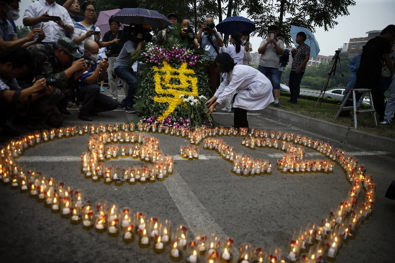 Đúng 9h, các tàu hàng tại cảng Thiên Tân đã đồng loạt kéo còi trong khi người dân đứng mặc niệm tại 7 đại lộ của thành phố.