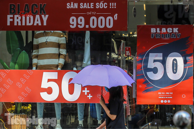 Giảm giá sốc cả tuần, 'phố mua sắm' vẫn ảm đạm trước Black Friday