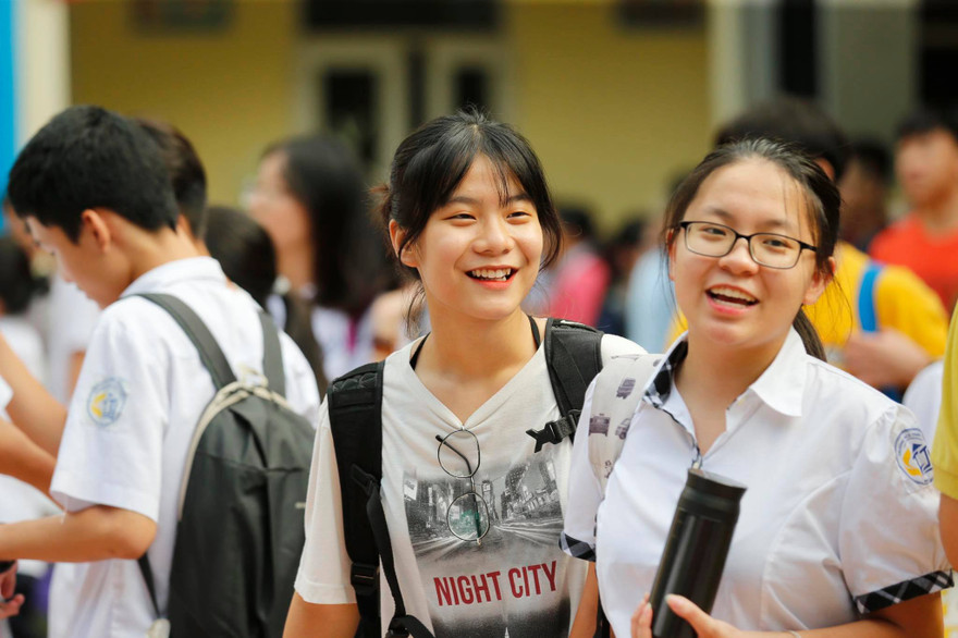 Thí sinh vui vẻ sau môn Tiếng Anh tại điểm thi THCS Phan Đình Giót, Hà Nội. Ảnh: Như Ý