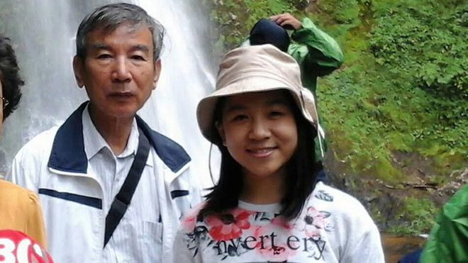 Bích Ngân chụp ảnh cùng ông ngoại. Ảnh: NVCC