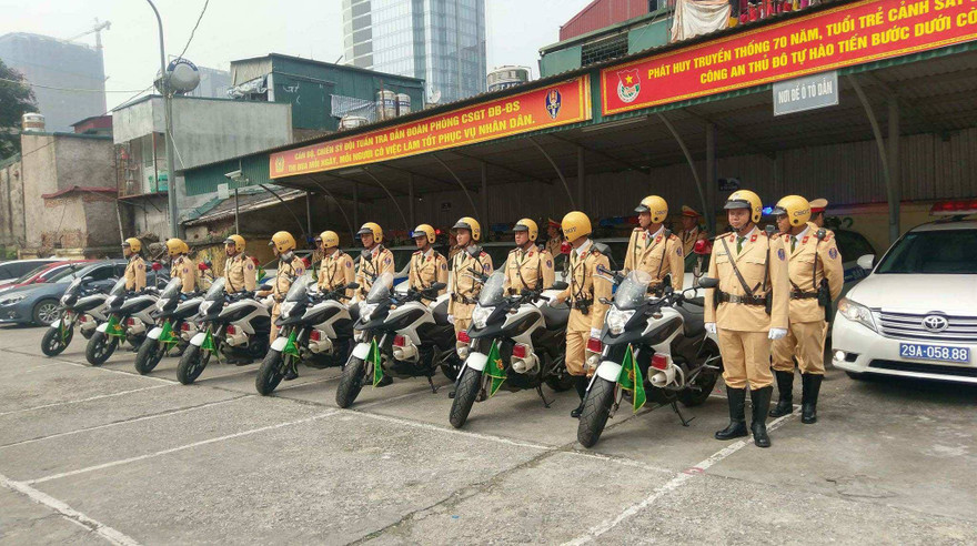 Dàn xe đặc chủng của công an Hà Nội dẫn đoàn Tổng thống Trump