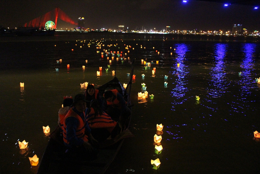Mỗi ngọn hoa đăng như một nén tâm hương tưởng nhớ những người đã khuất. Ảnh: Giang Thanh