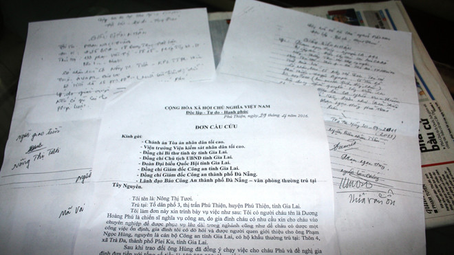 Đơn cầu cứu và 2 giấy nhận tiền bà Tươi gửi cho cơ quan chức năng